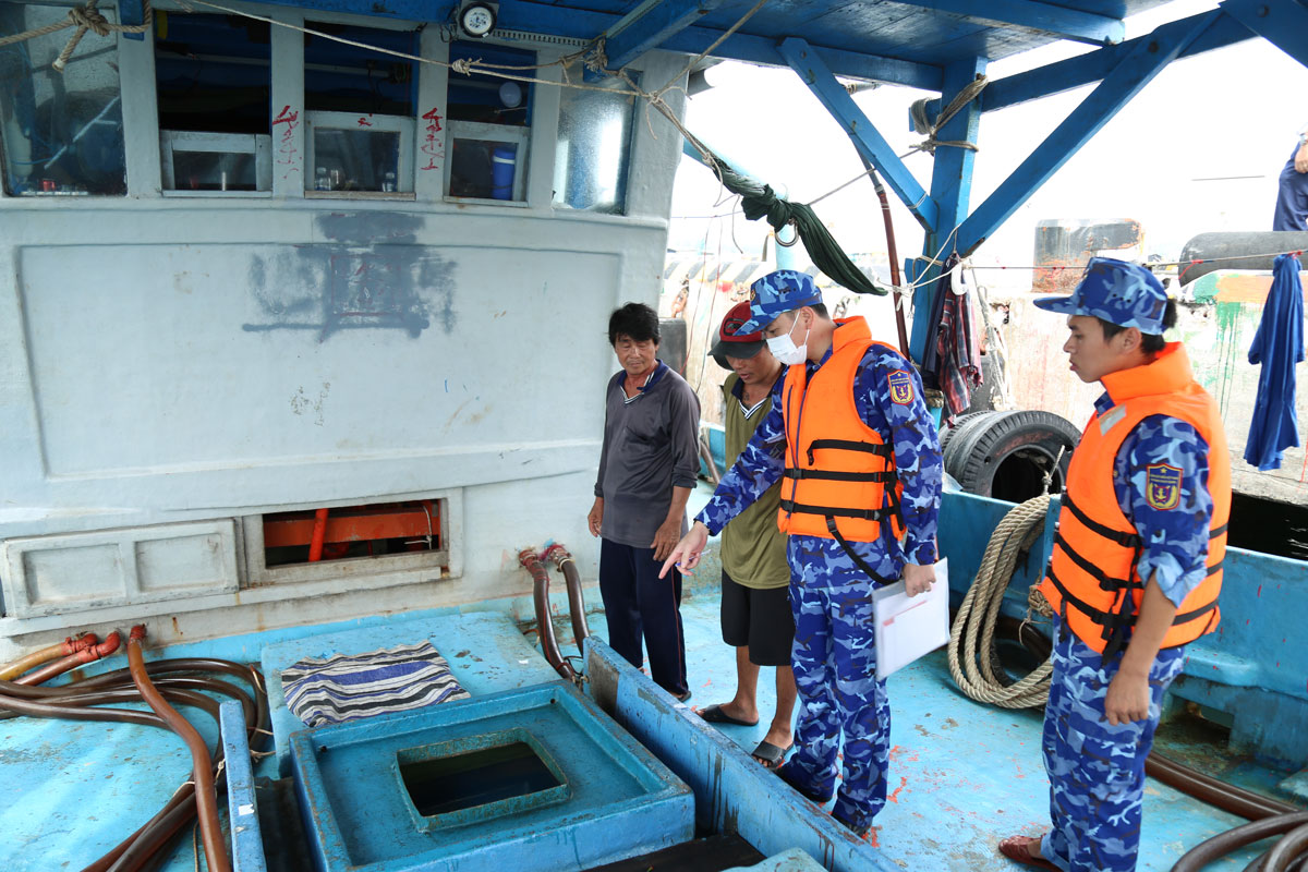 Bộ Tư lệnh Vùng Cảnh sát biển 4 bắt giữ tàu vận chuyển dầu DO trái phép